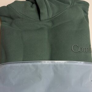 Viral COMFRT Minimalist Hoodie in Forrest M